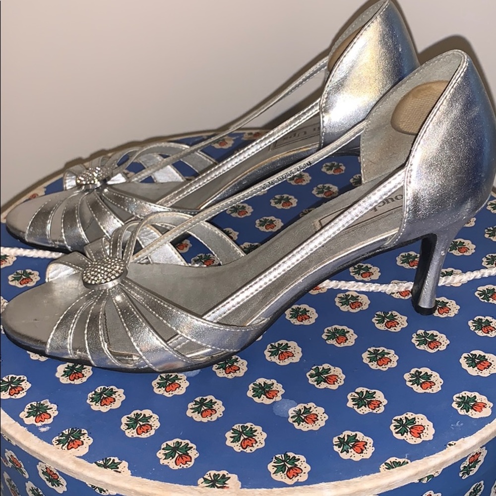 Silver heels - Picture 2 of 4